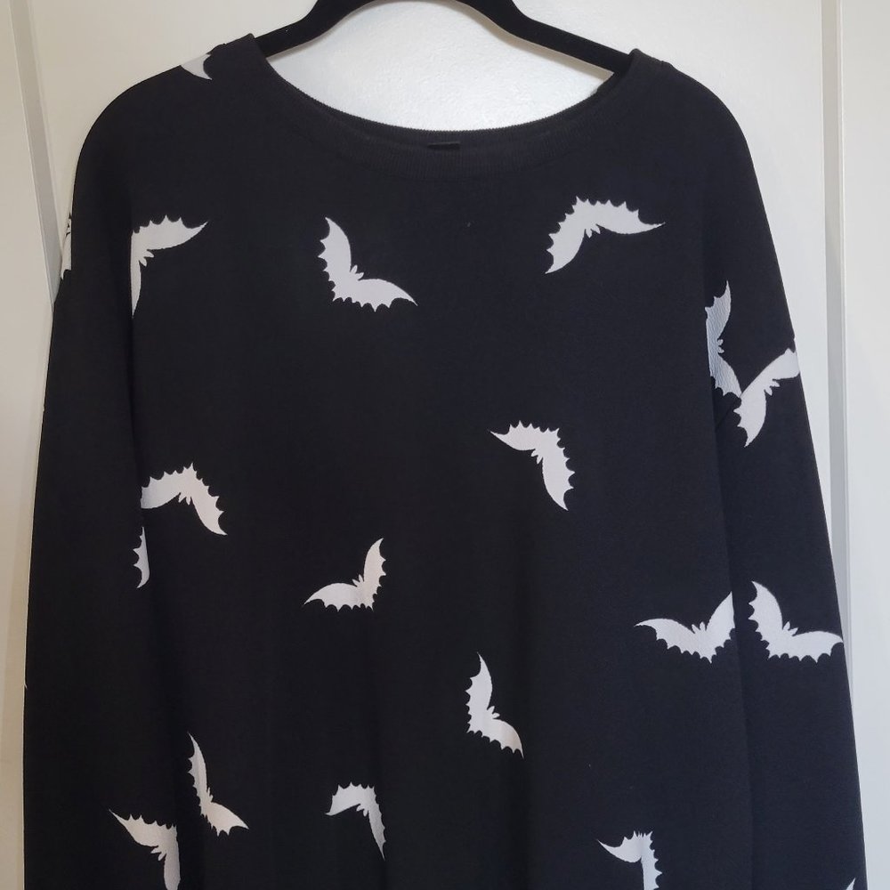 XL SHEIN Curve. Bat Black and White Sweater